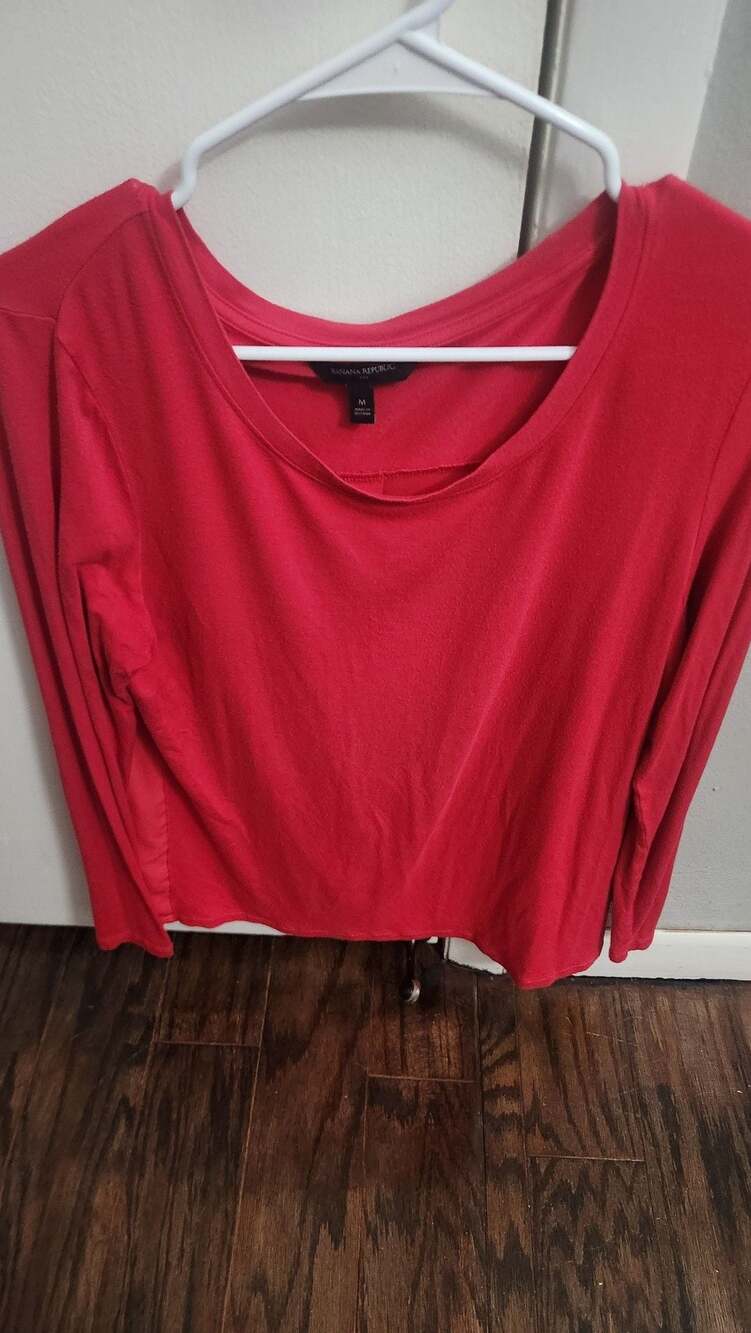 Banana Republic Women's Red Long Sleeve Back-Pleat Knit Top - Picture 2 of 4